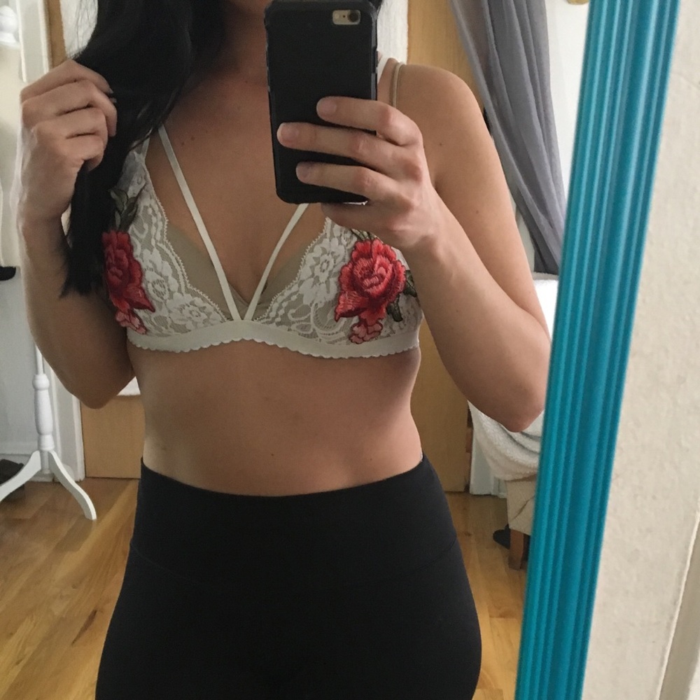 NEW WHITE LACE BRALETTES - Picture 5 of 8